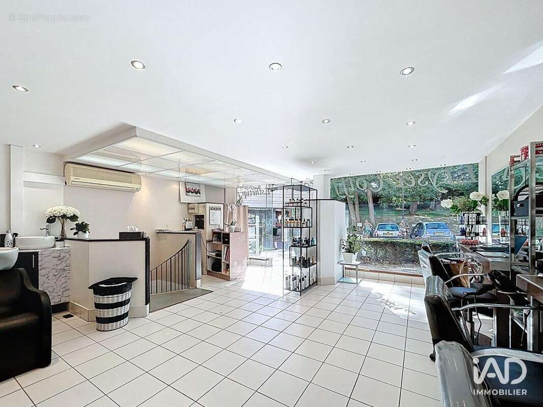 Photo 2 - Commerce à LA CELLE-SAINT-CLOUD