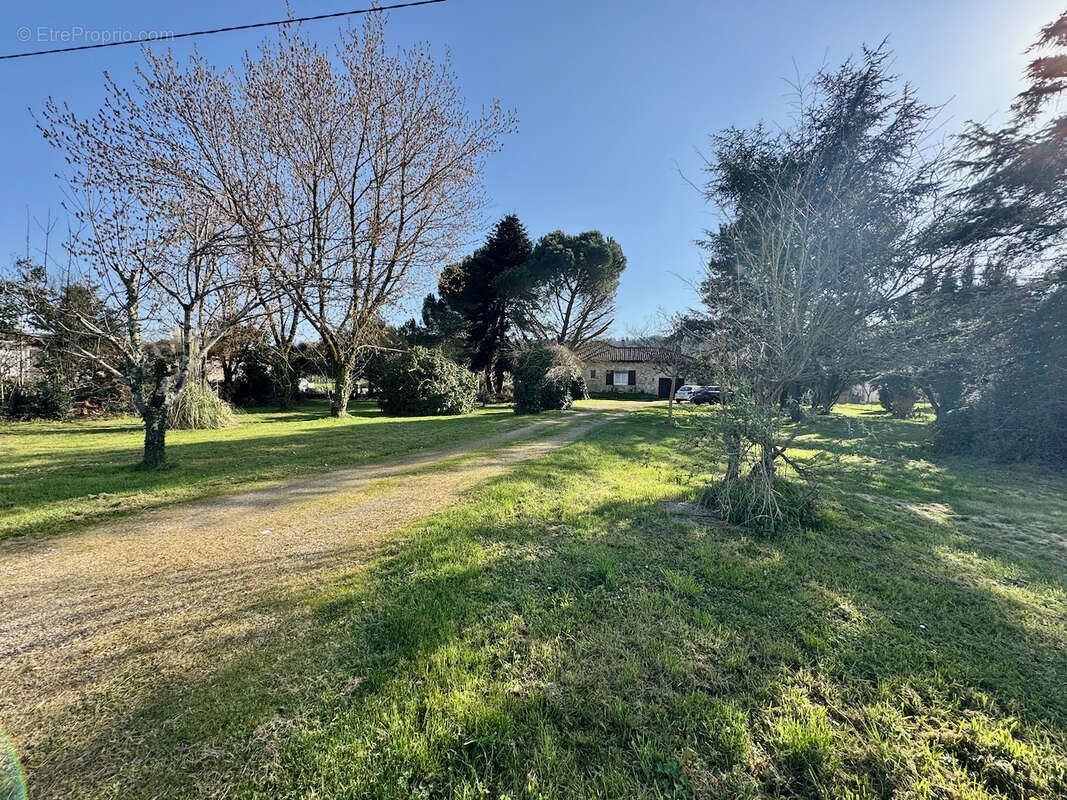 Maison à PUJOLS