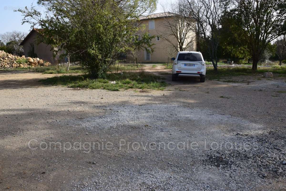 Terrain à LORGUES