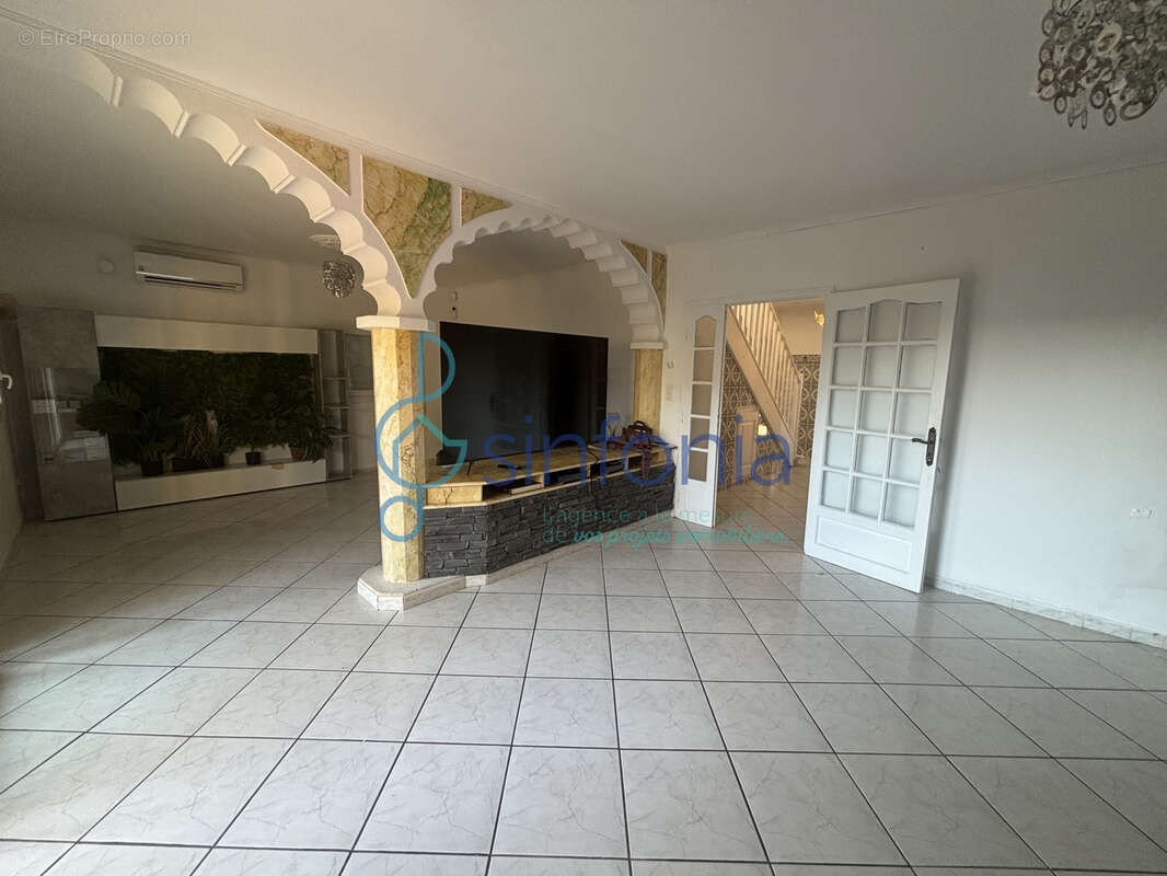 Maison à GALLARGUES-LE-MONTUEUX