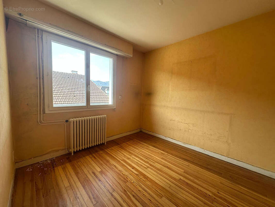 Maison divisee en 2 appartements, au fond dune impasse, fort potentiel - photo 7