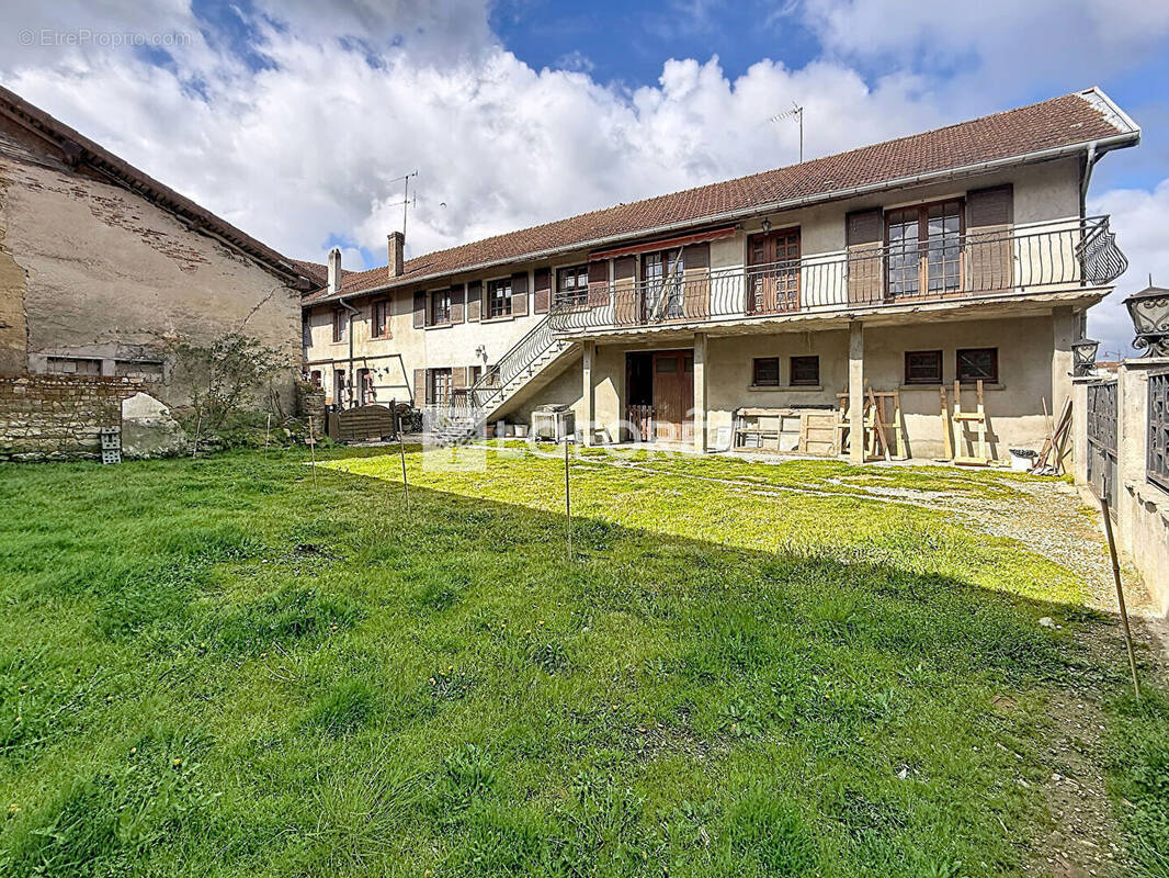 Maison à SAINT-JULIEN-SUR-REYSSOUZE