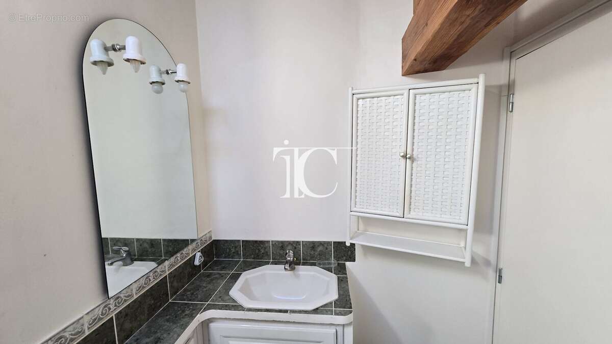 Authenticité, élégance et confort au cur du Sud Ardèche : une maison en pierre rare avec piscine où tout se fait à pied. - photo 20