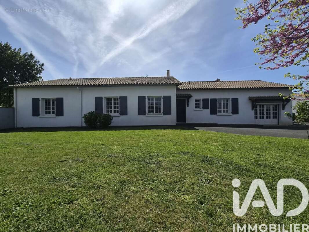 Maison 218 m² à Aigonnay  - photo 2