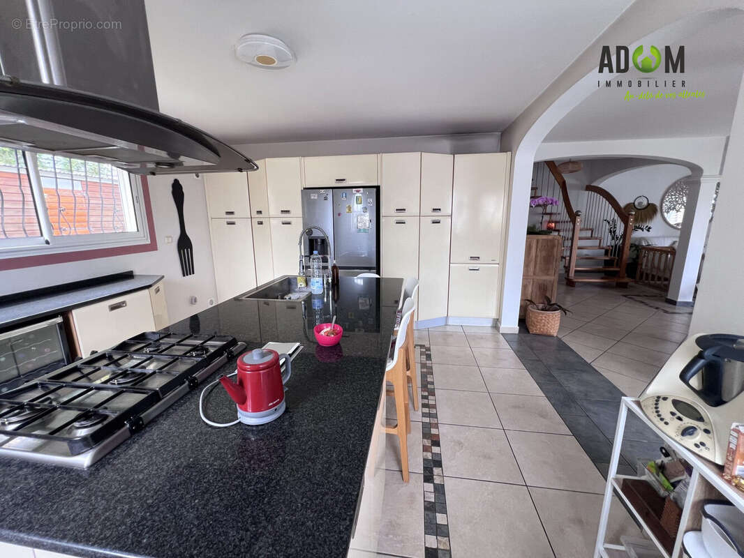 RDC - Cuisine Photo 2 - Maison à LE TAMPON