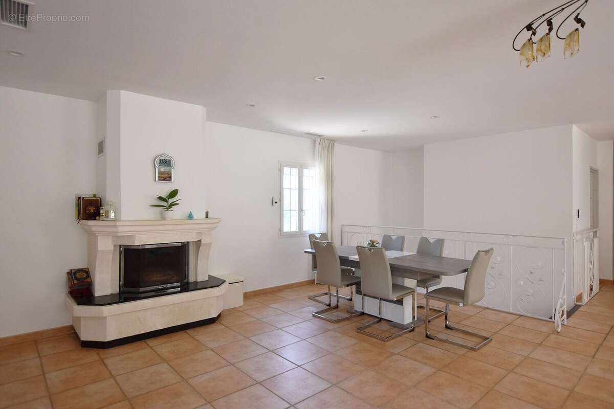 Salle à manger avec cheminée  - Maison à NIMES