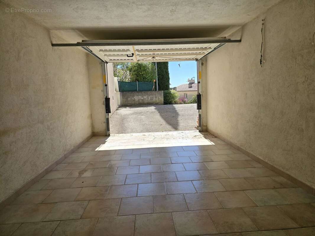 Parking à BORMES-LES-MIMOSAS