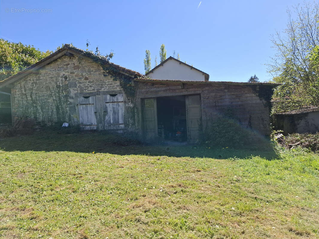 Maison à MONTROL-SENARD