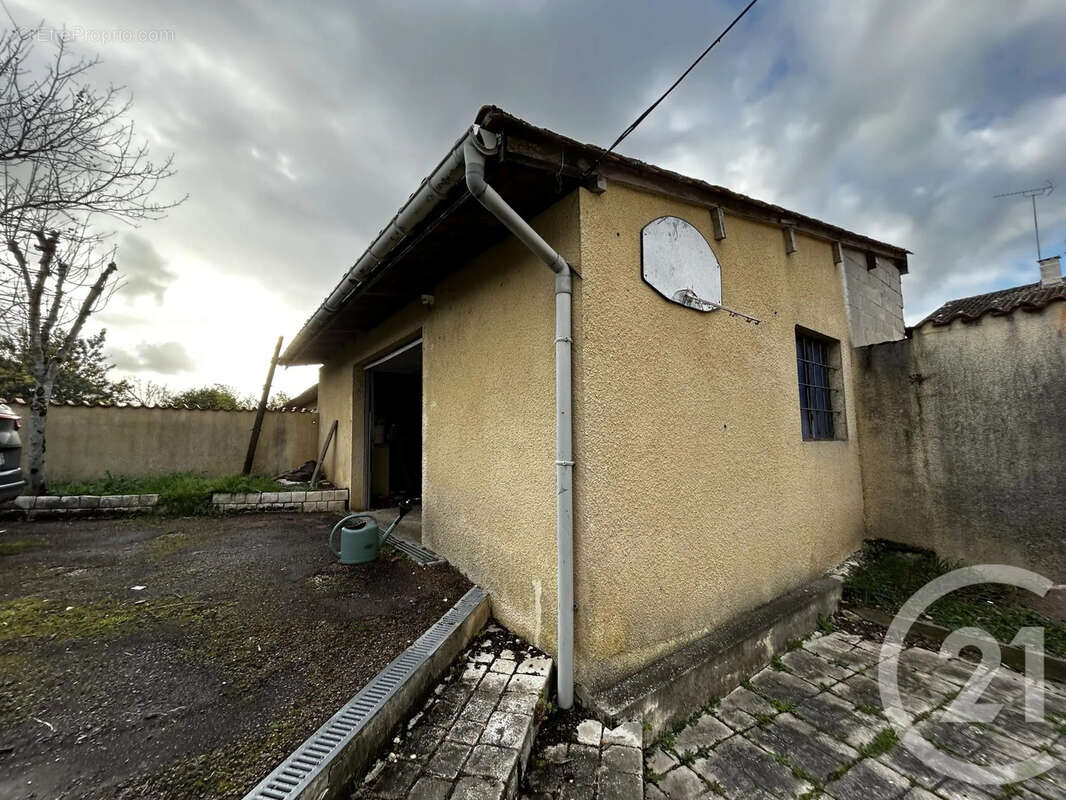 Maison à LA ROCHE-CHALAIS