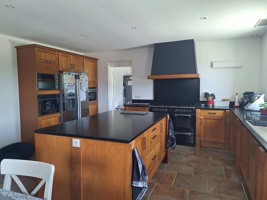 Maison 250 m² à Sainte-Severe  - photo 5