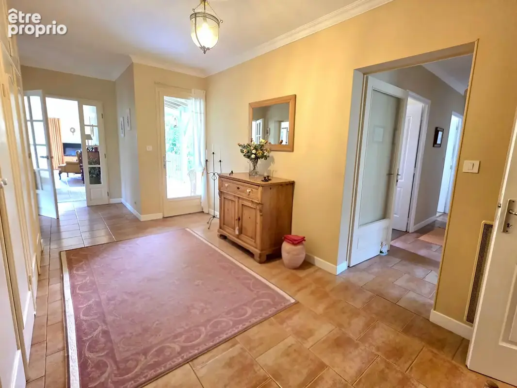 Charmante maison familiale avec piscine et terrasse, grand jardin et belles vues dégagées - photo 6