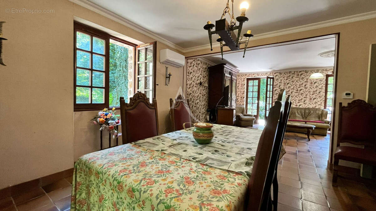 Maison à SAINT-GEORGES-BUTTAVENT