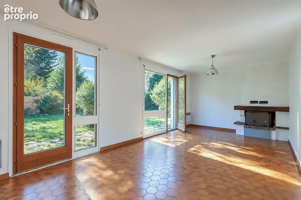 LE VERSOUD - Maison mitoyenne de 96 m2 habitables à rénover avec garage, sur terrain de 430 m2 - photo 3