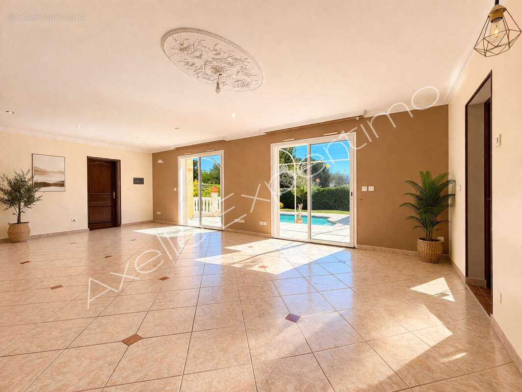 Maison à SAINT-CYR-SUR-MER