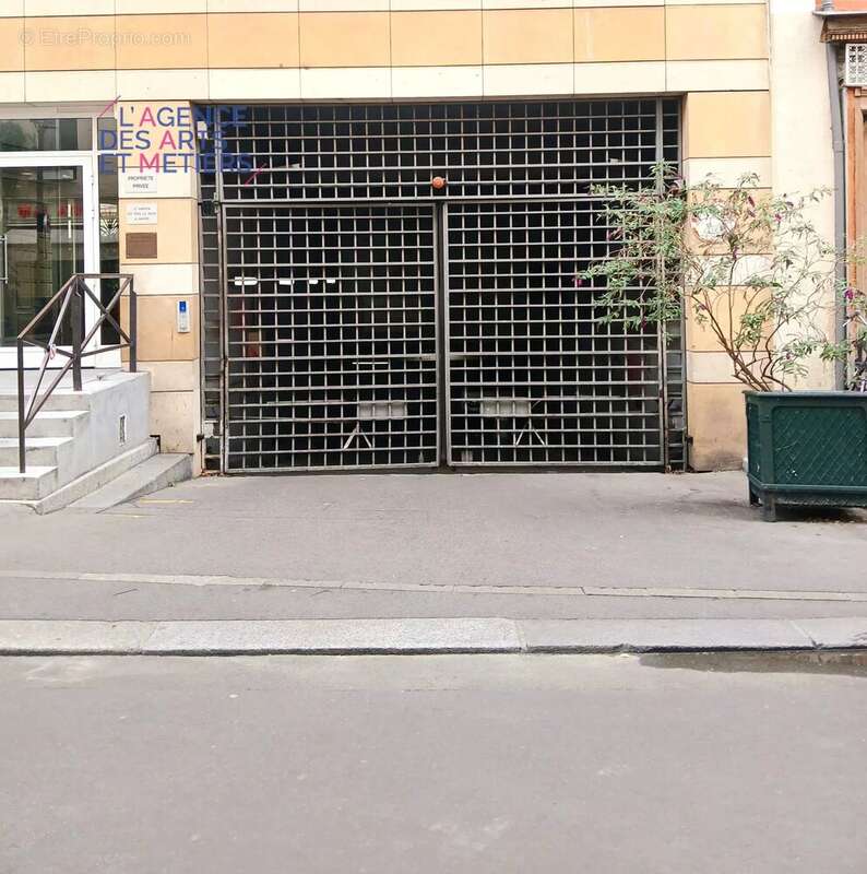 Parking à PARIS-3E