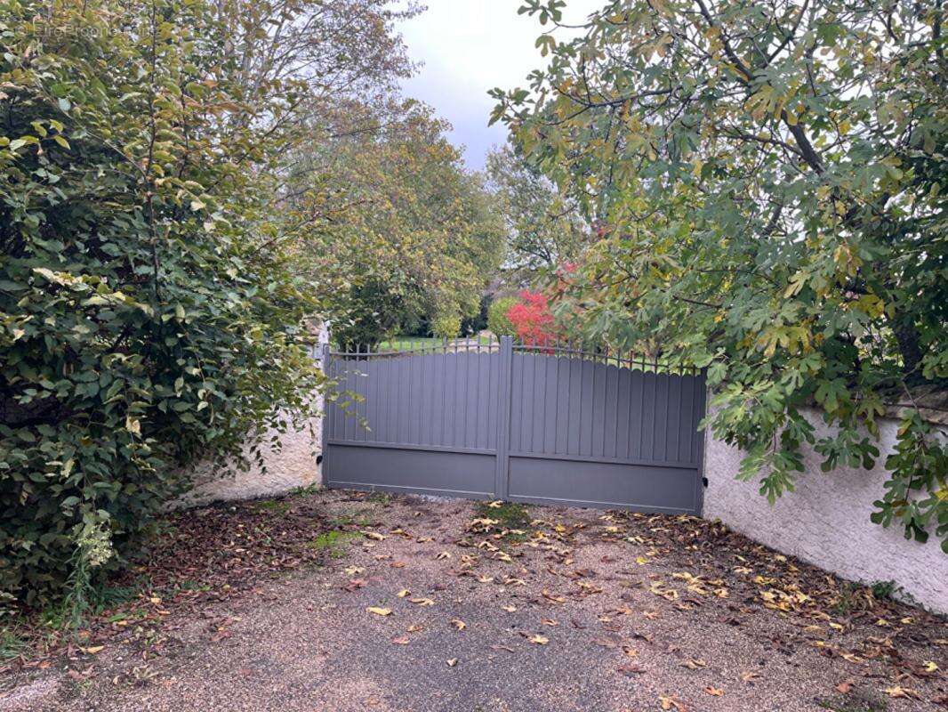 Terrain à SAINT-LOUP-DE-VARENNES