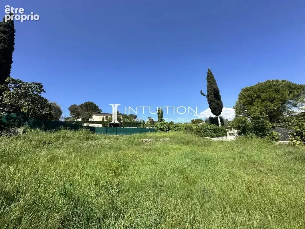 Terrain à MOUGINS