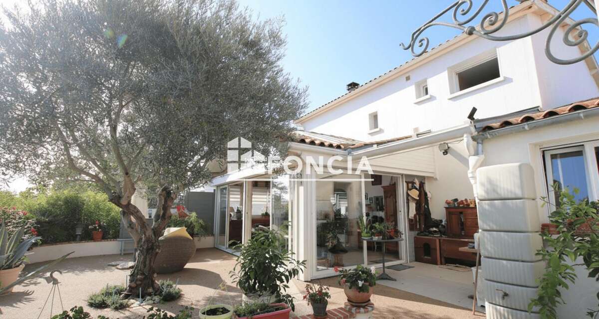 À seulement 400 m de la magnifique plage de Châtelaillon, découvrez cette spacieuse maison qui saura vous séduire ! - photo 2