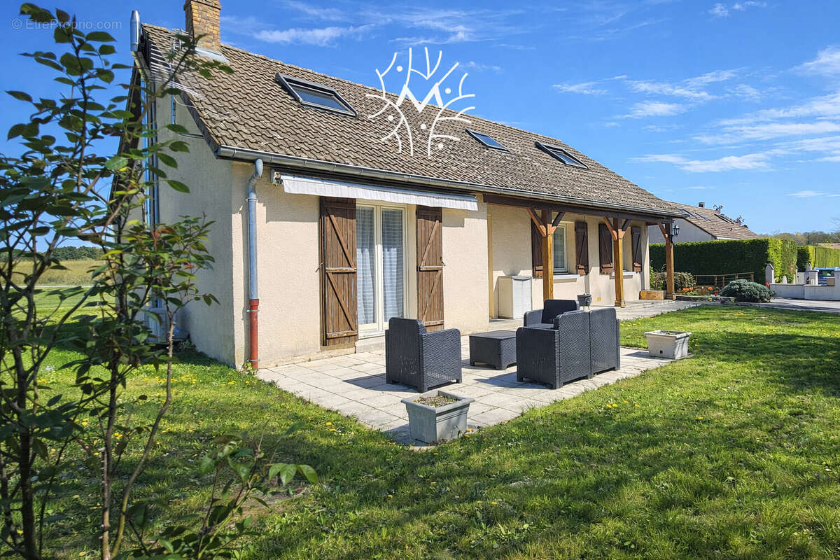 Maison à LE CHATELET-SUR-RETOURNE