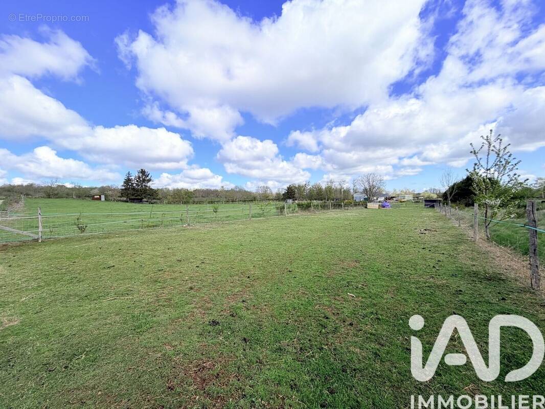 Photo 1 - Terrain à VOLVIC