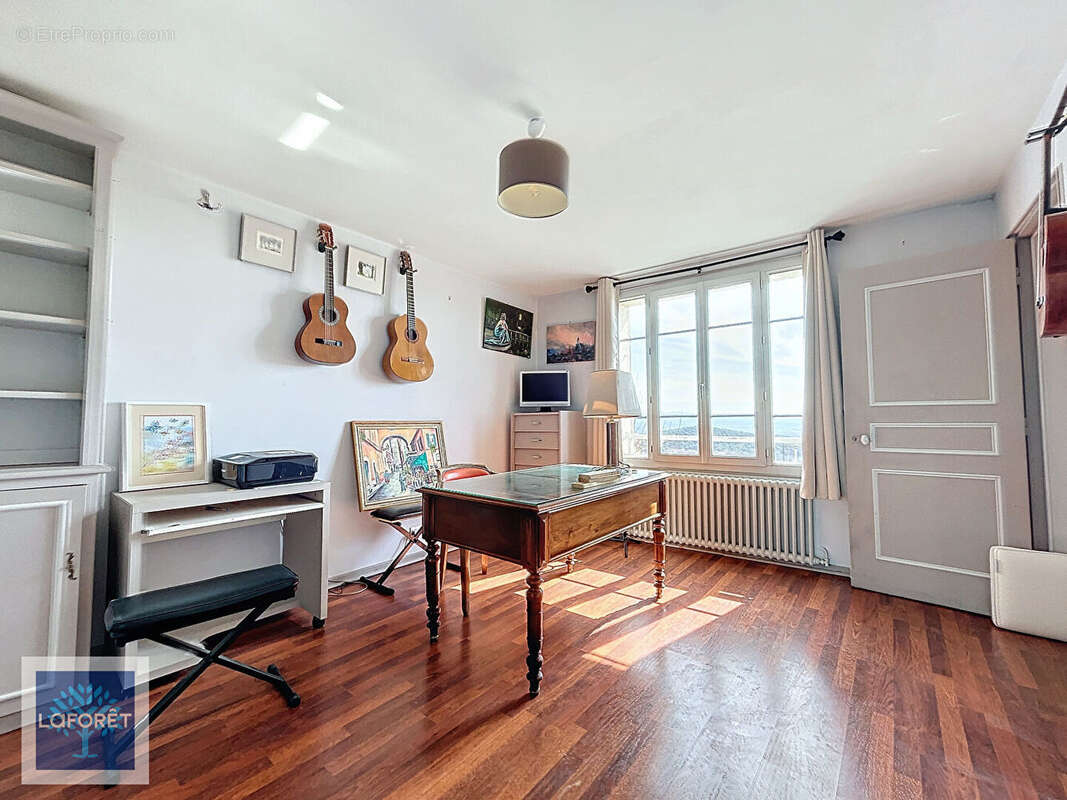 Maison avec terrasse et cour de 360 m2 - photo 4