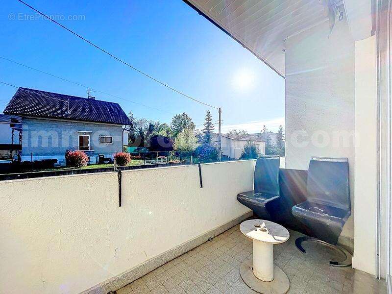 Maison_jumelée_cuisine_equipée_Annemasse_proche_commerces_bus_tram_ceva_gare_frontieres_suisse_genève_sejour_cuisine_ouverte_degagement_chambre_terrasse_terrain_ - Maison à ANNEMASSE