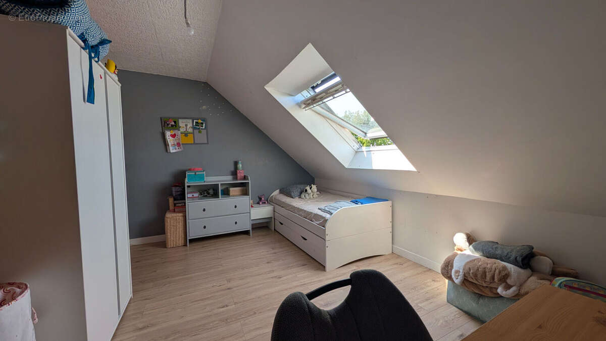 Maison familiale de 170 m² sur plus de 2 500 m² de terrain - photo 8