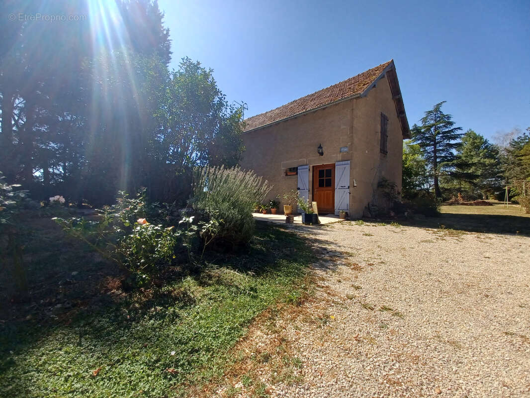 Situé à 35 min de BOURGES (18),  16 Min AVORD . Ensemble immobilier composé de deux maisons et isolé de voisin - photo 8