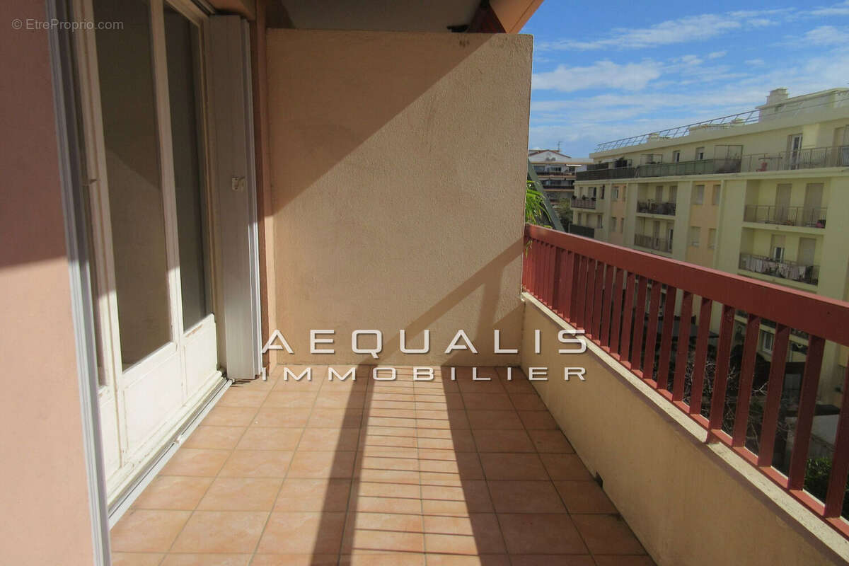 Appartement à SAINT-LAURENT-DU-VAR