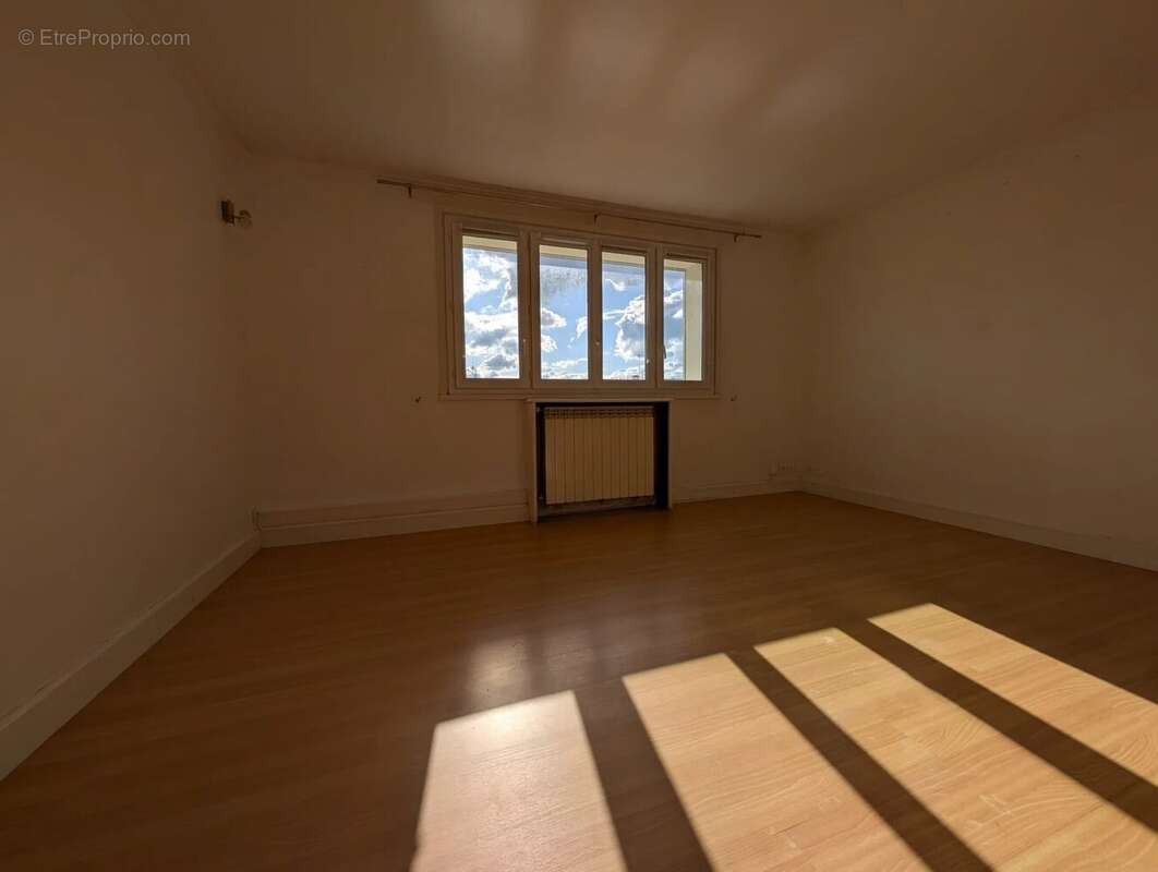 Appartement à LES CLAYES-SOUS-BOIS