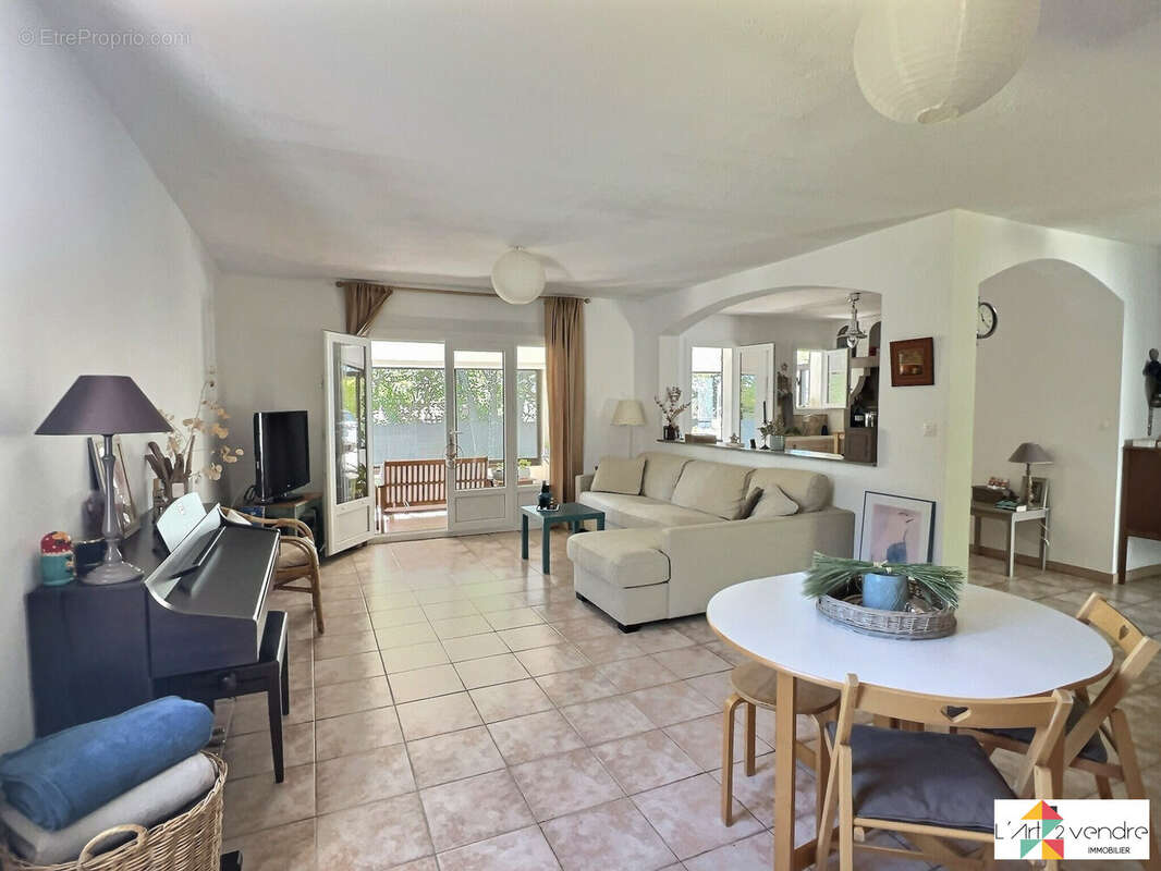 salon séjour avec accès véranda - Maison à SEILLONS-SOURCE-D&#039;ARGENS