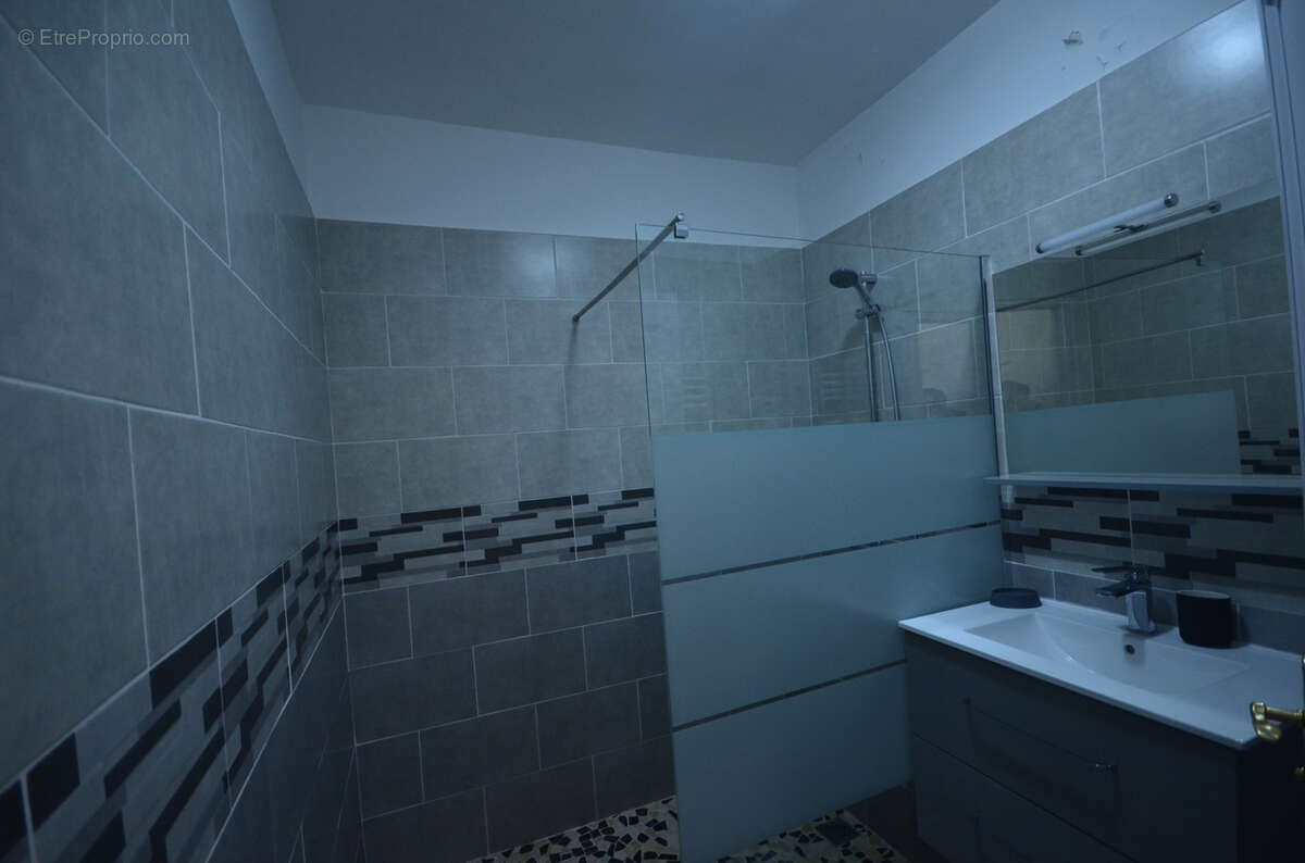 Appartement à LES SALLES-SUR-VERDON