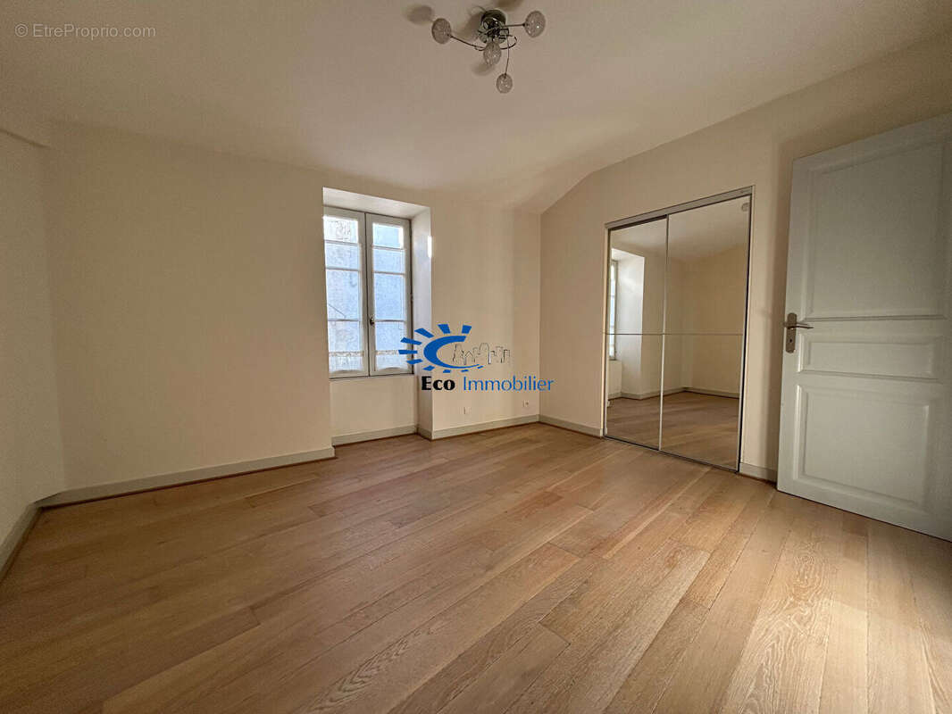 La flotte maison de bourg 3 chambres+bureau cour et patio - photo 11