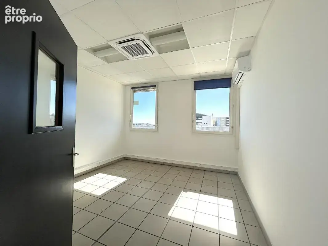 A acheter - bureaux avec 7 stationnements - photo 5