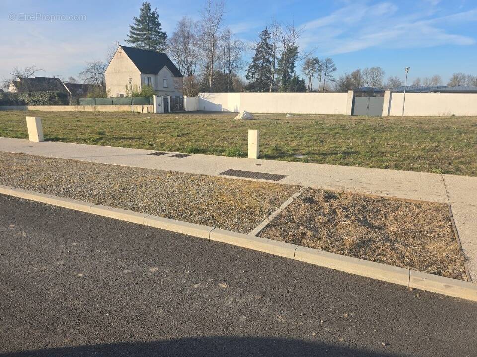 Terrain à FRESNES-SUR-MARNE