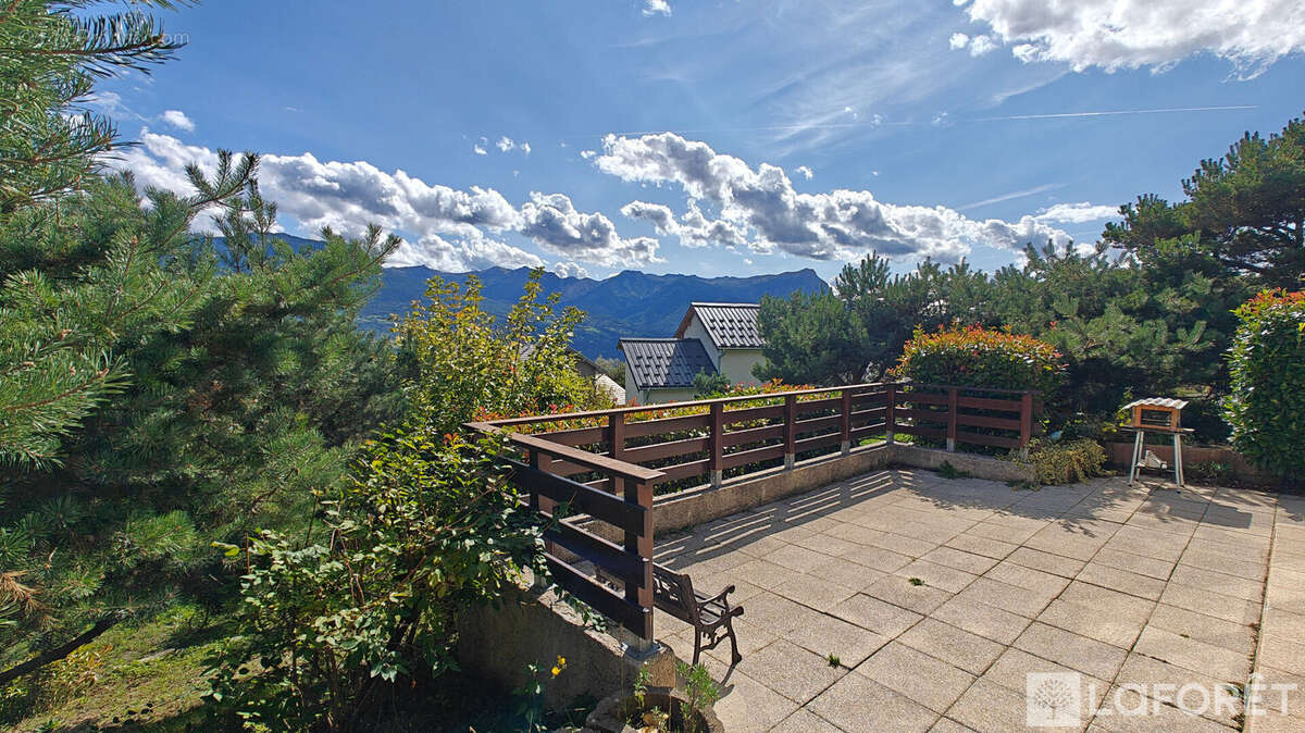 **MAISON TYPE 9 sur TERRAIN de 2600m² - EMBRUN - 9 pièces - photo 5