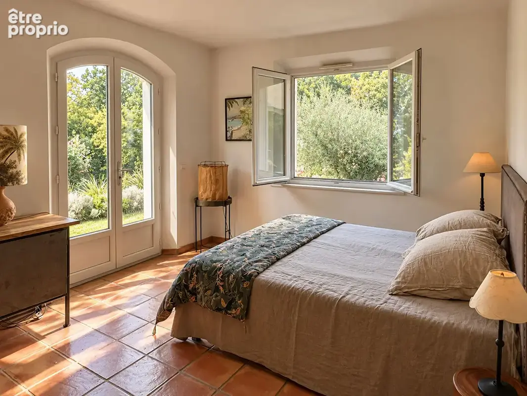 Grasse - Propriété de 251 m² avec piscine sur 1,2 hectare - photo 6