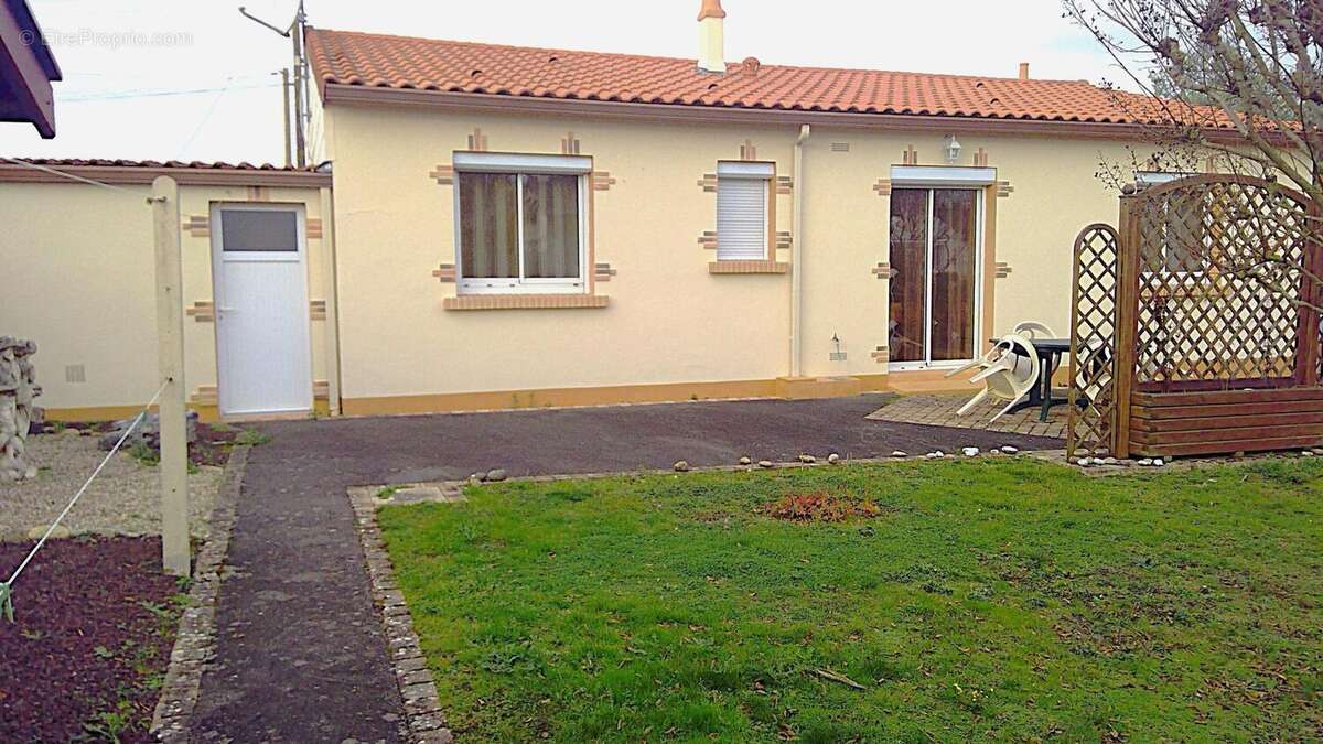 Photo 5 - Maison à SAINT-PIERRE-DES-ECHAUBROGNES