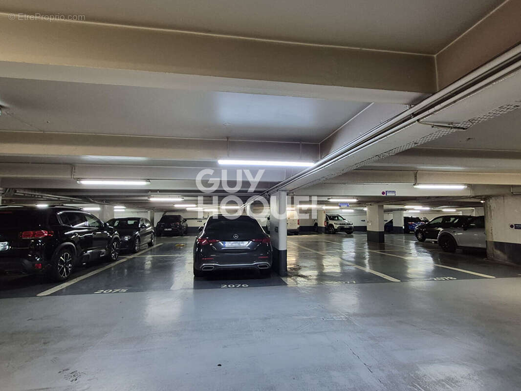 Parking à PARIS-2E