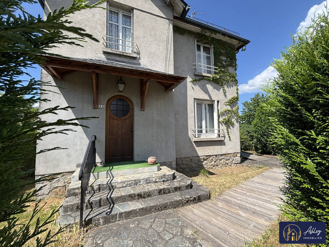 Maison 8 pièces RIOM-ES-MONTAGNES (Cantal) - Maison à RIOM-ES-MONTAGNES