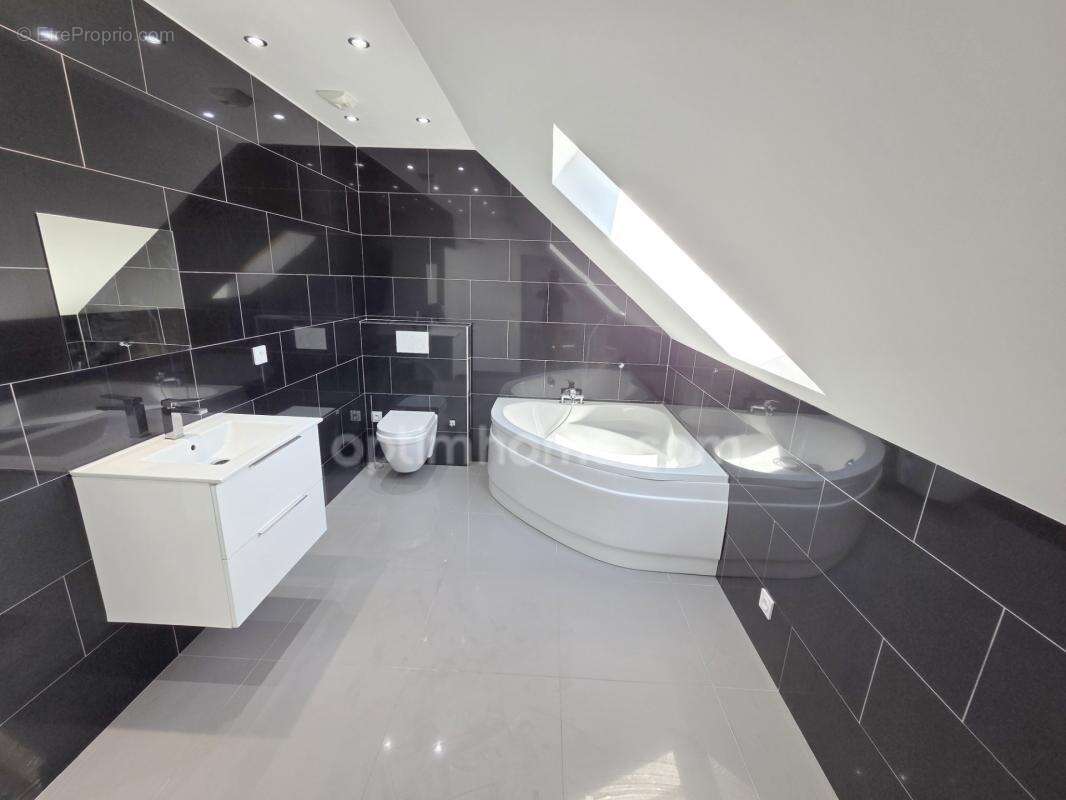 Sarcelles Village - Maison Contemporaine d'Exception - 204 m2 - 9 pièces / 5 Chambres - Prestations Haut de Gamme - Piscine et G - photo 15
