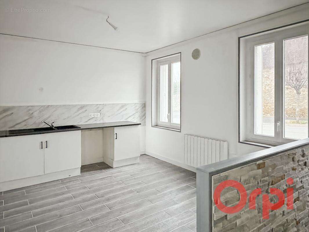 Maison à AINAY-LE-CHATEAU