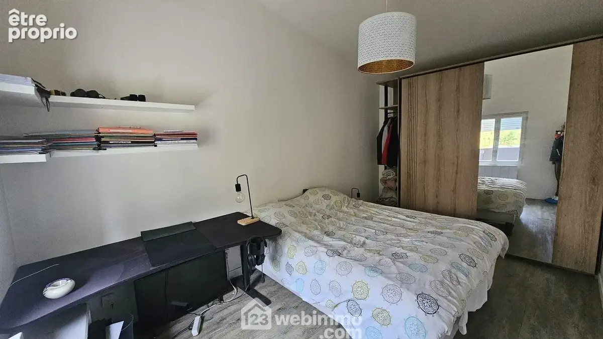 Une chambre de 12,30 m² avec son dressing.
