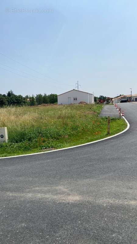 Terrain de 334 m² à ECHIRE - photo 2