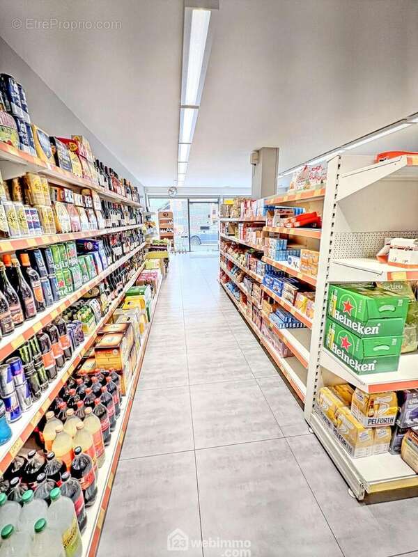 Un espace de vente fonctionnel au service de la clientèle locale - Maison à SAINT-ARMEL