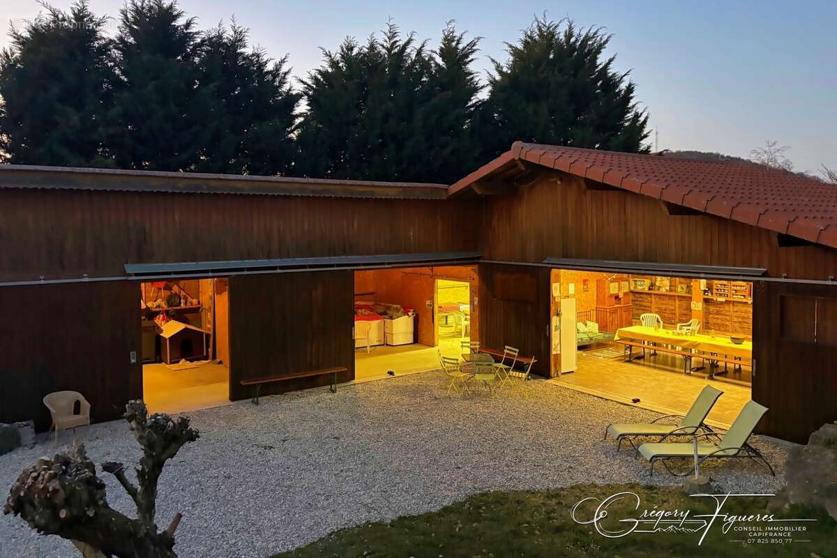 À 10 min de Mornant – Une propriété aux multiples possibilités sur 5 000 m² avec 260 m² de dépendances - photo 3