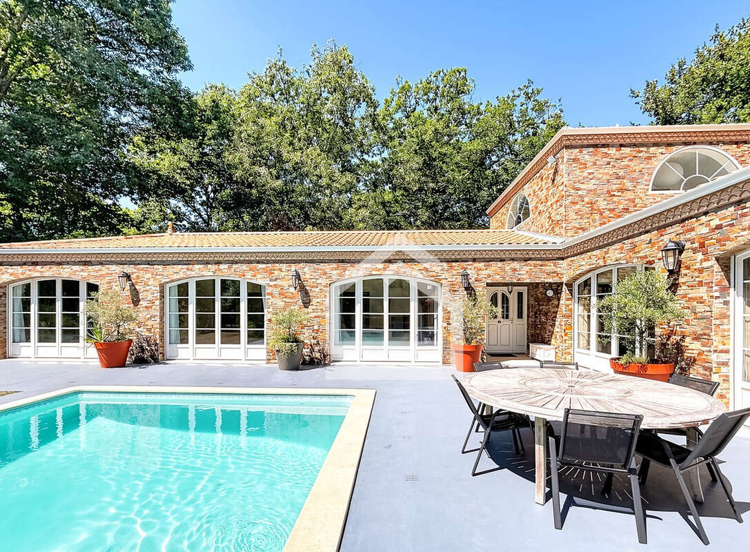 Élégante maison avec dépendance, parc paysager, piscine et au calme - photo 3