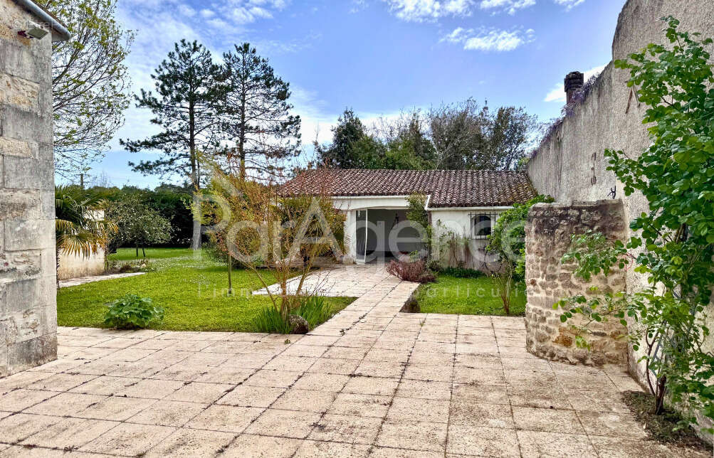 Maison à CHAILLEVETTE