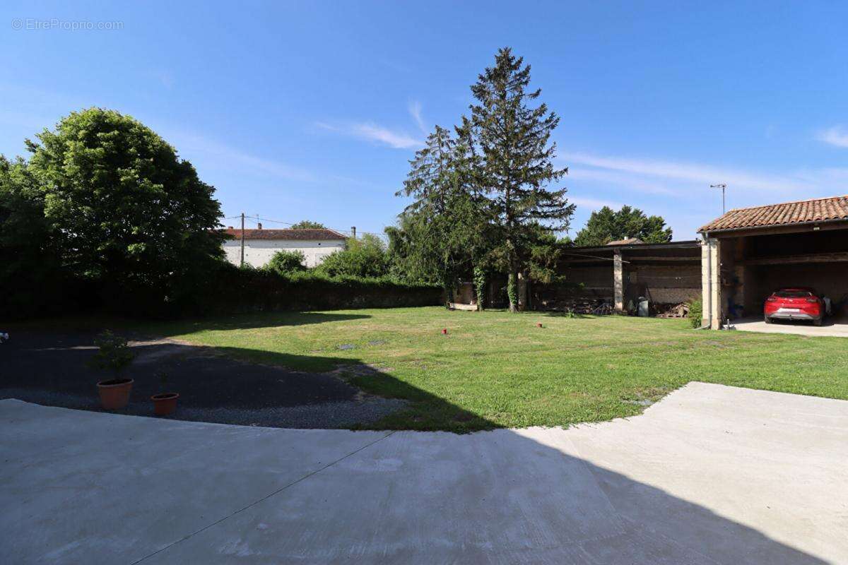 Maison à LA FOYE-MONJAULT