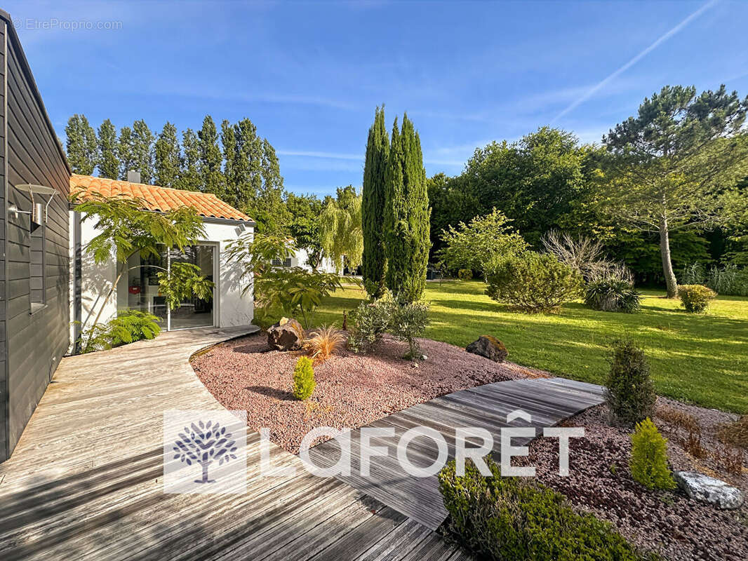 Villa d'architecte avec parc boisé, logement annexe et piscine intérieure en Charente-Maritime à 35 minutes de ROYAN (17200) et  - photo 13